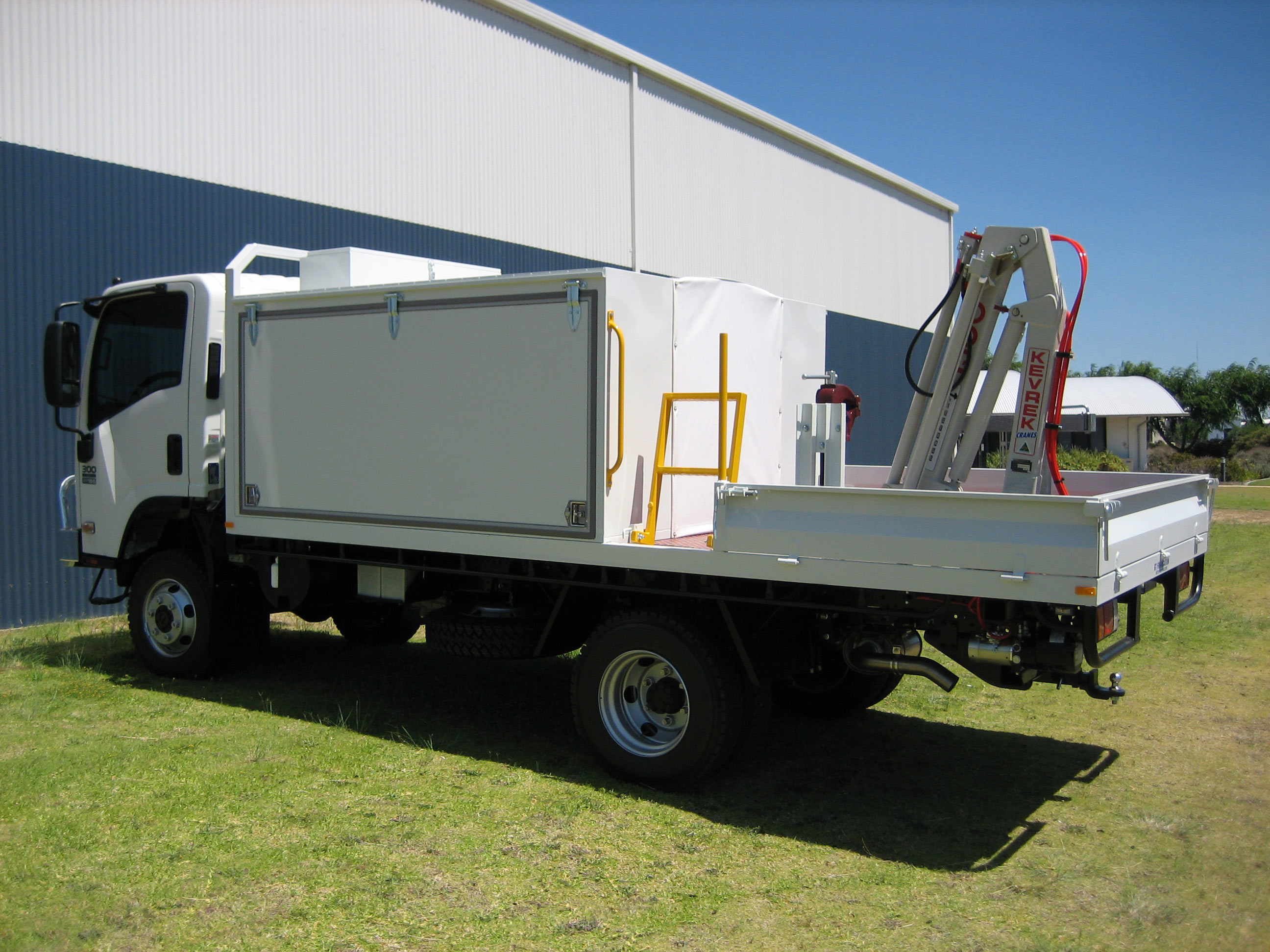mining service truck isuzu nps 300 4x4 mining service truck